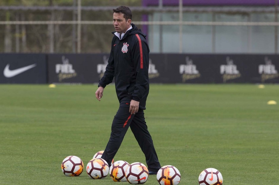 Osmar Loss comandou treino desta segunda-feira.