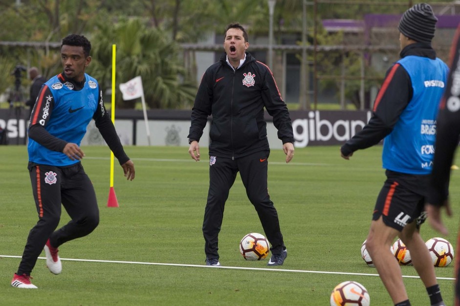 Osmar Loss comandou treino desta segunda-feira.