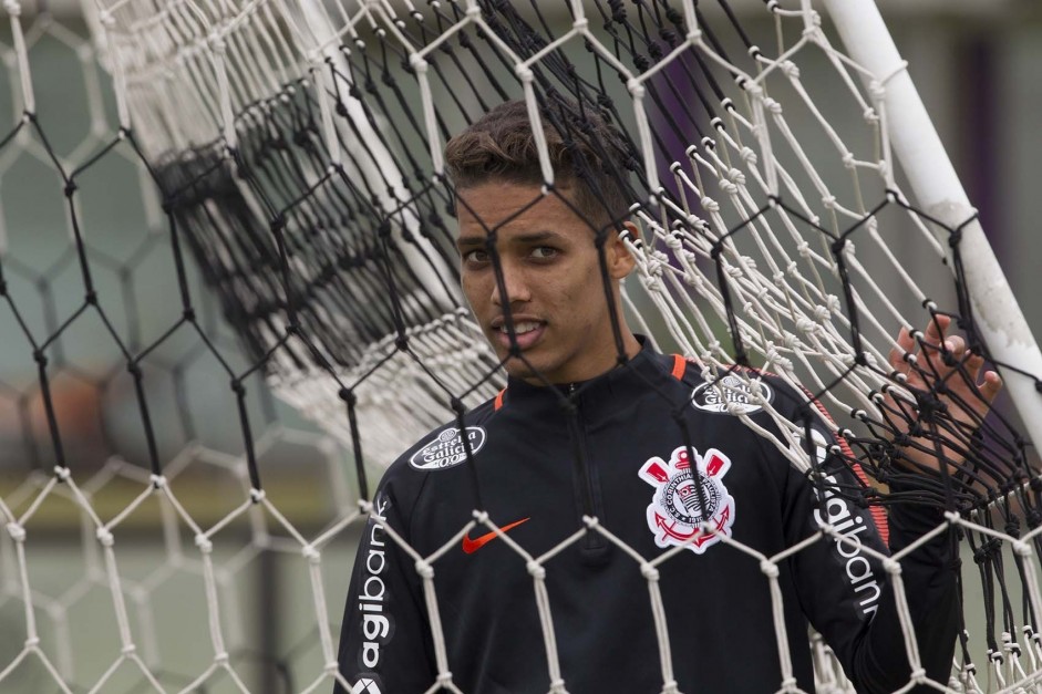 Pedrinho durante treino desta segunda-feira.