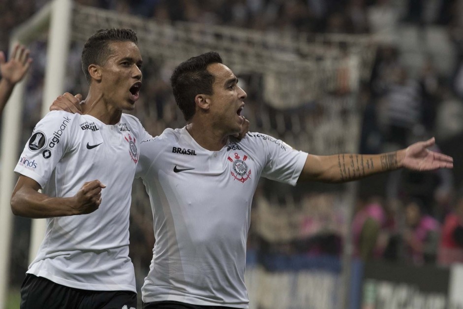 Pedrinho e Jadson comemoram gol na partida contra o Colo-Colo
