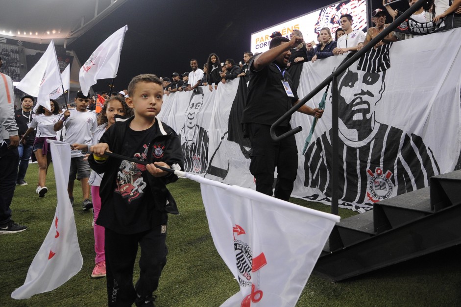Crianas entraram com bandeiras do Corinthians na comemorao dos 108 anos do clube