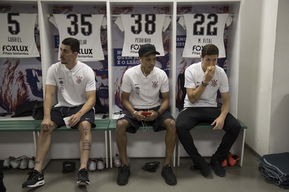 Danilo Avelar, Pedrinho e Vital no vestiário do Castelão antes do jogo contra o Ceará