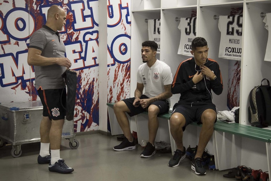 Douglas e Matheus Matias no vestiário antes do jogo contra o Ceará