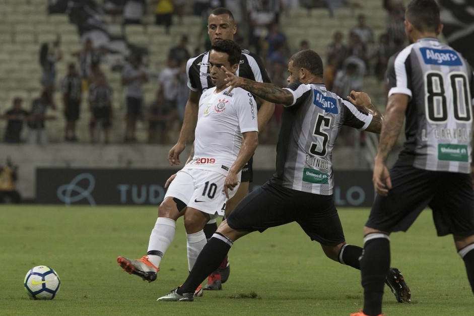 Jadson em jogada contra o Cear, pelo Brasileiro 2018