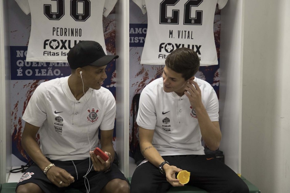 Pedrinho e Mateus Vital conversam no vestiário do Castelão antes do jogo contra o Ceará