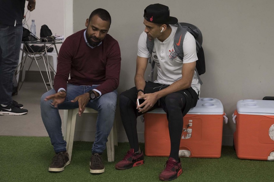 Coelho e Lo Santos conversam antes da partida contra o Palmeiras
