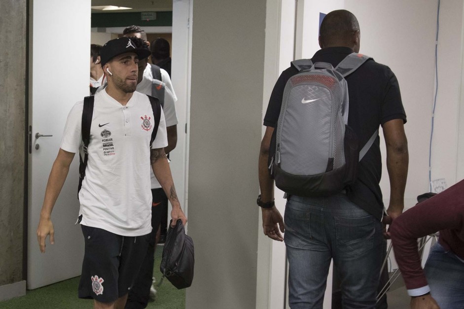 Gabriel chega ao vestirio para a partida contra o Palmeiras