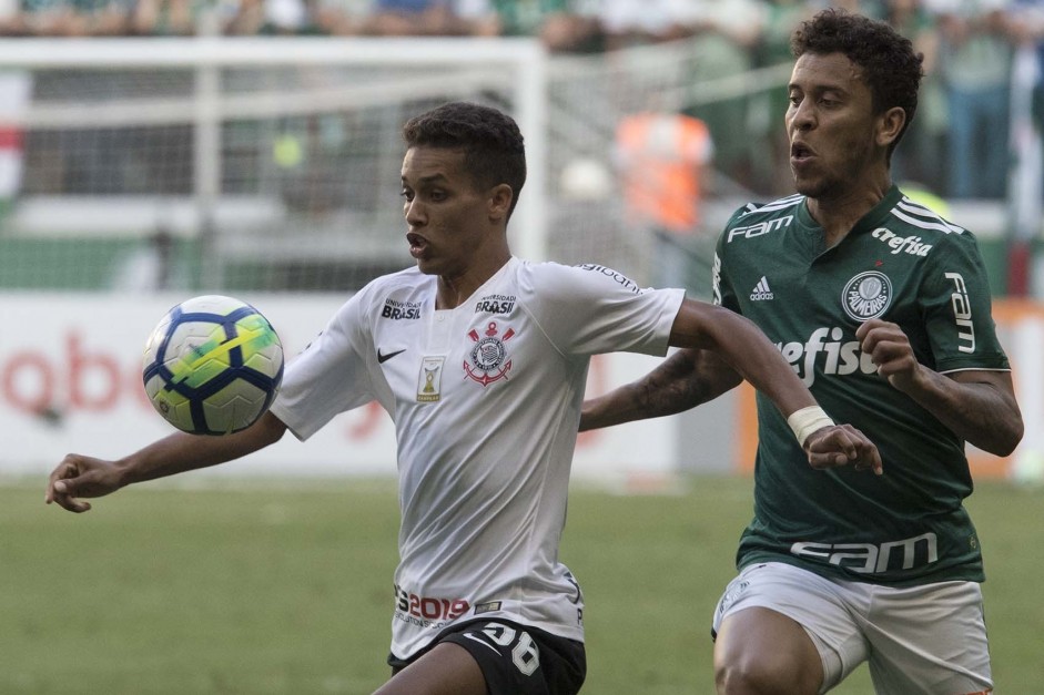 Pedrinho durante a partida contra o Palmeiras, pelo Campeonato Brasileiro