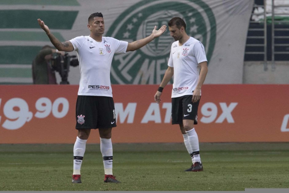 Ralf e Henrique antes do inicio da partida contra o Palmeiras