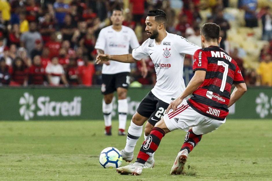 Clayson em jogada contra o Flamengo, pela Copa do Brasil, no Maracanã