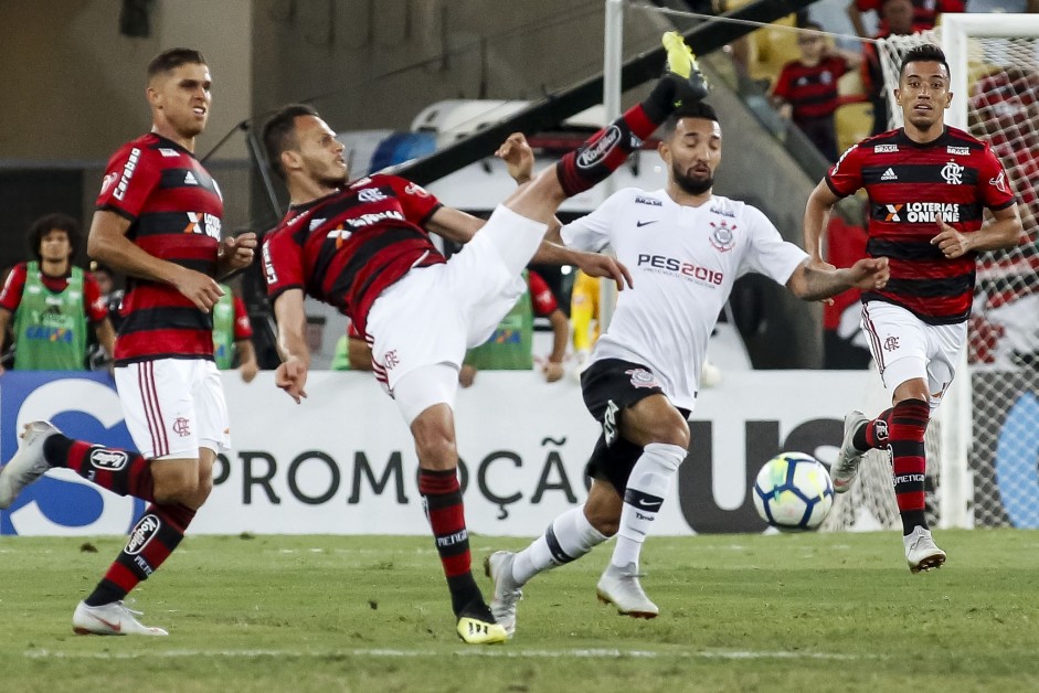 Clayson foi titular do Corinthians na partida contra o Flamengo