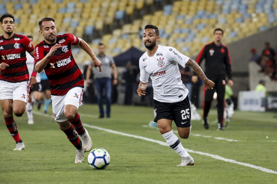 Clayson suando a camisa contra o Flamengo, pela Copa do Brasil, no Maracanã