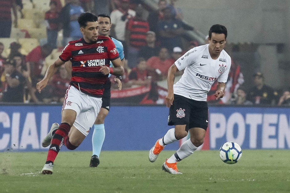 Jadson em jogada contra o Flamengo; Jogo de ida da semifinal da Copa do Brasil