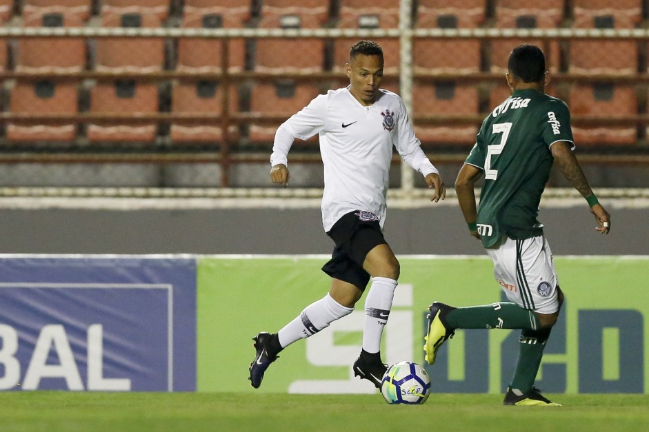 Gabriel Matheus em partida contra o Palmeiras, pelo Brasileiro Sub-20