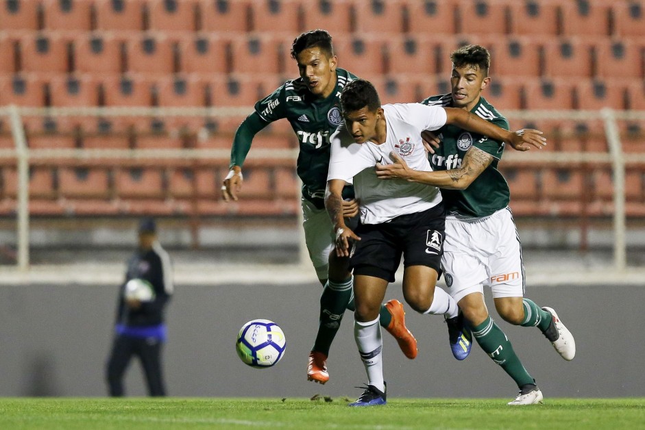 Matheus Matias bem marcado durante partida contra o Palmeiras, pelo Brasileiro Sub-20