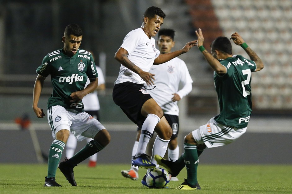 Matheus Matias quase marcou para o Corinthians contra o Palmeiras, pelo Brasileiro Sub-20