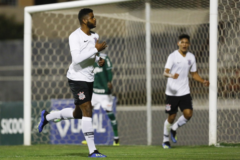 Nathan comemorando seu gol contra o Palmeiras, pelo Brasileiro Sub-20
