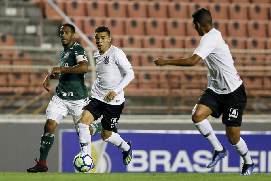 Rafael Bilu em jogada contra o Palmeiras, pelo Brasileiro Sub-20