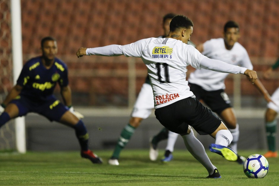 Rafael Bilu no momento exato em que chuta contra  meta palmeirense, pelo Brasileiro Sub-20