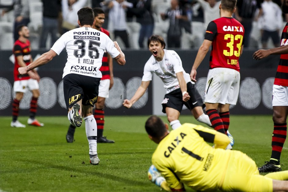 Danilo Avelar marcou seu primeiro gol com a camisa do Timo