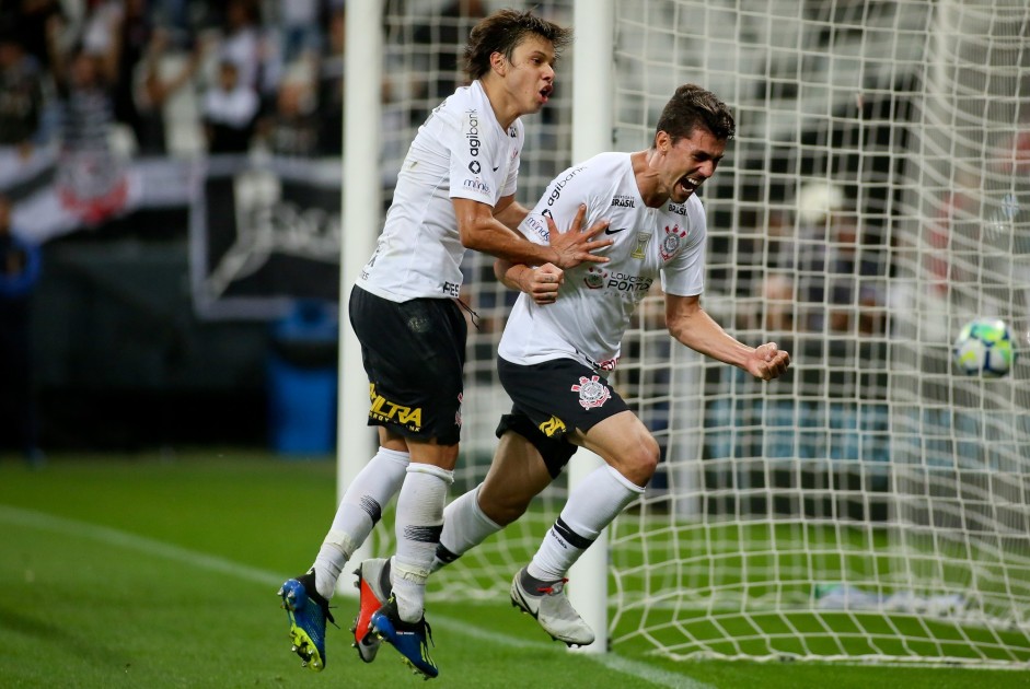 Danilo Avelar vibrou muito ao marcar seu primeiro gol no Timo