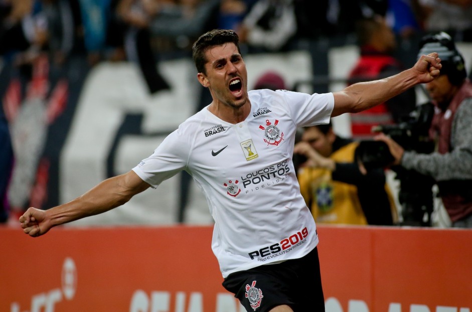 Danilo Avelar vibra ao marcar gol da vitria do Corinthians sobre o Sport em 2018