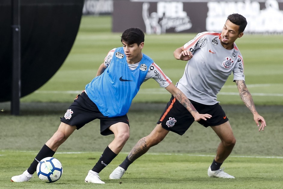 Araos e Thiaguinho treinam no CT Joaquim Grava durante reapresentao do elenco