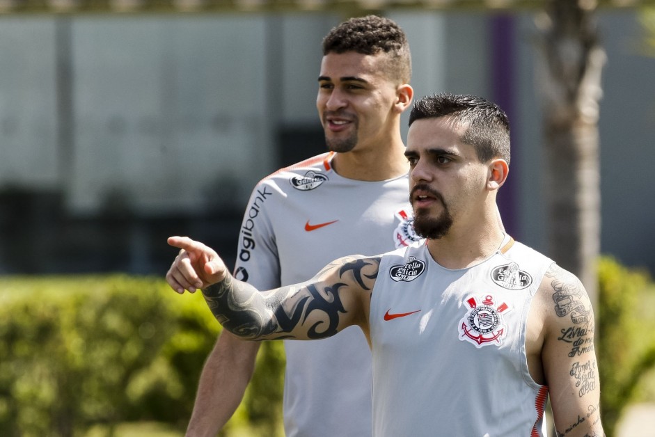 Lo Santos e Fagner no treino desta manh no CT