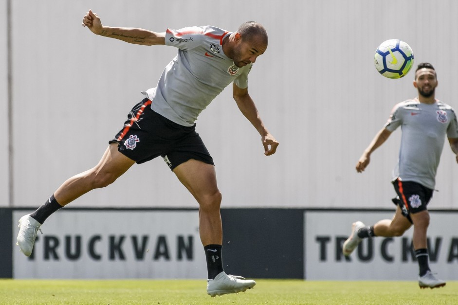 Atacante Roger no treinamento desta manh no CT Joaquim Grava