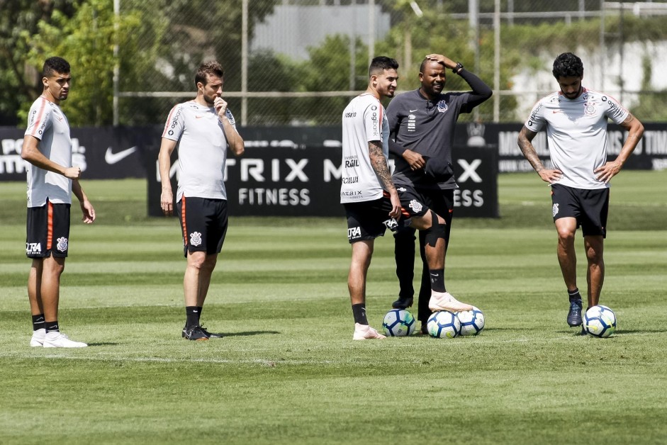 Elenco treina no CT Joaquim Grava para enfrentar o Internacional, pelo Brasileirão