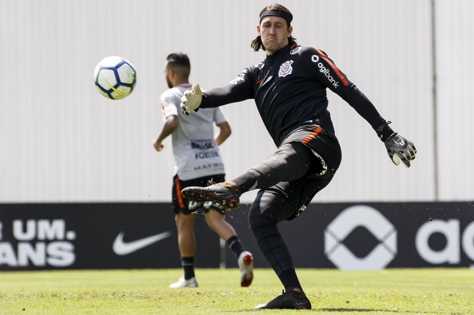 Goleiro Cássio no treinamento da manhã no CT Joaquim Grava