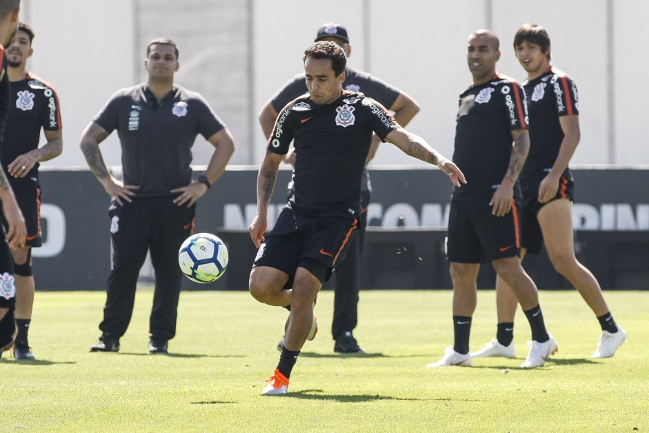 Jadson durante o último treino do Corinthians antes do jogo contra o Internacional