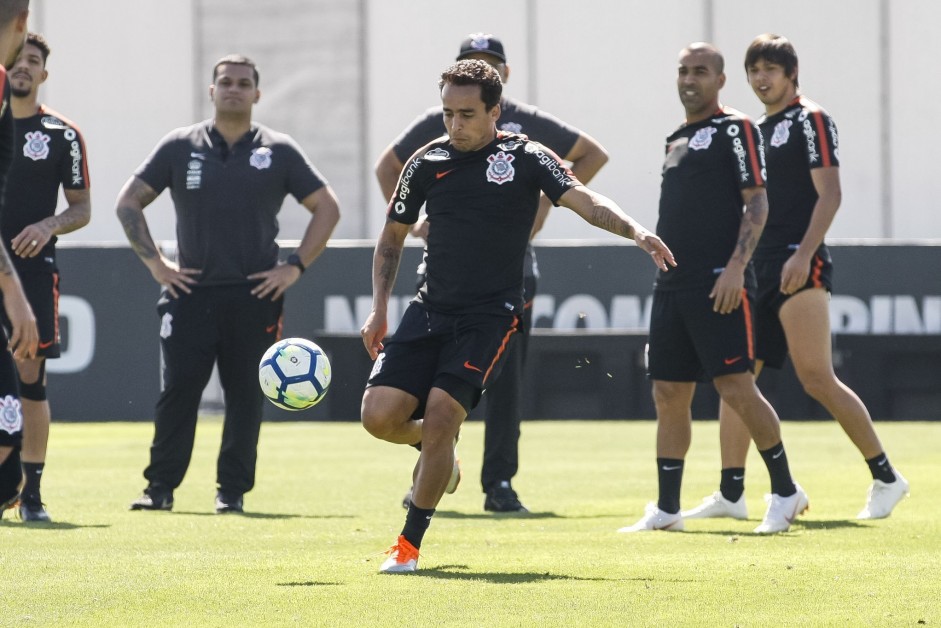 Jadson durante o ltimo treino do Corinthians antes do jogo contra o Internacional