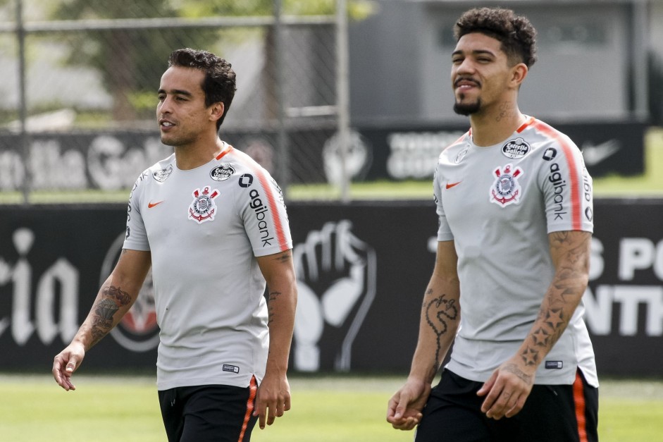 Jadson e Douglas caminham no treino desta manh no CT