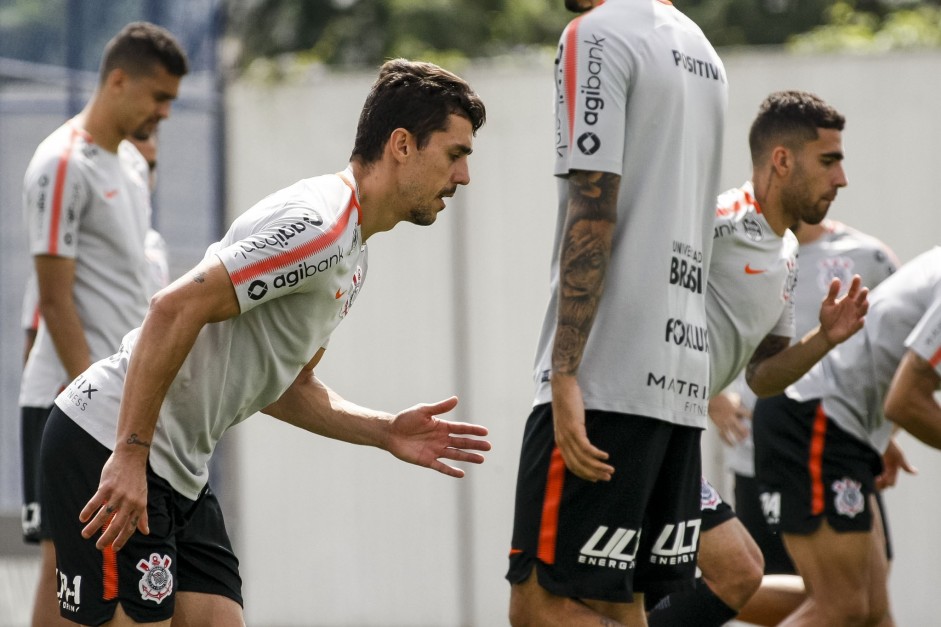 Lateral Danilo Avelar durante penúltimo treino do elenco antes do jogo contra o Internacional