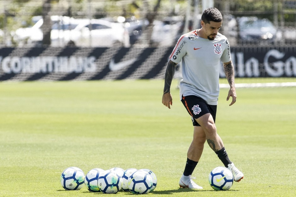 Lateral Fagner no CT Joaquim Grava durante treino