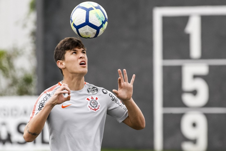 Mateus Vital em dominada com a cabeça no treino de hoje no CT