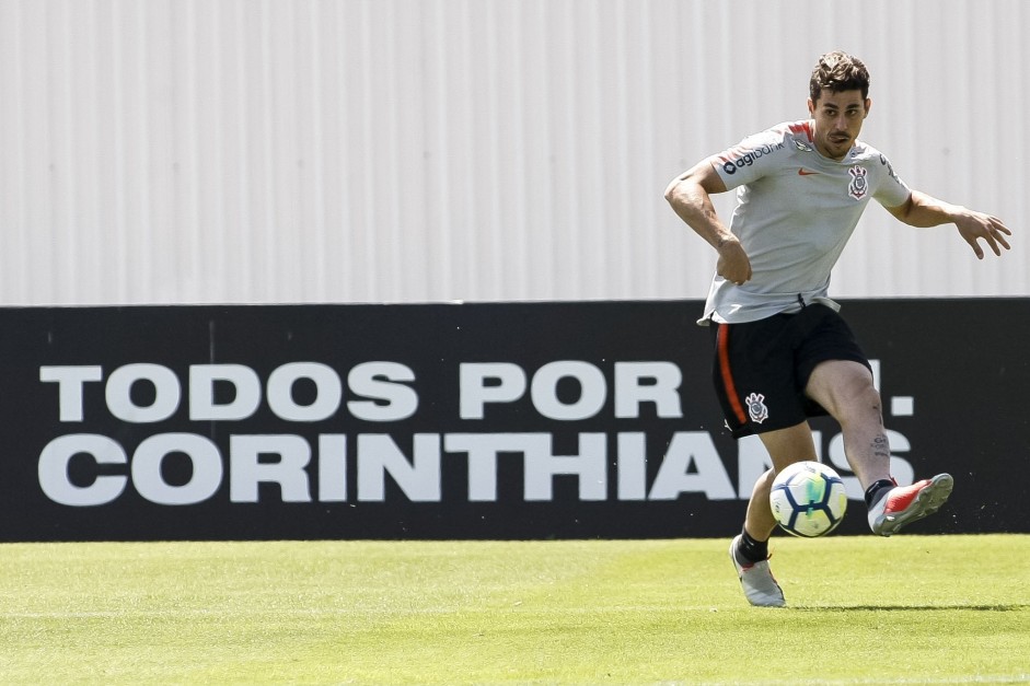 O lateral Danilo Avelar no treinamento desta manh no CT