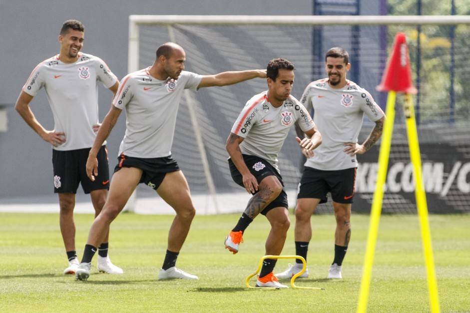 Roger, Jadson e companheiros no penúltimo treino da equipe corinthiana antes de enfrentar o Inter