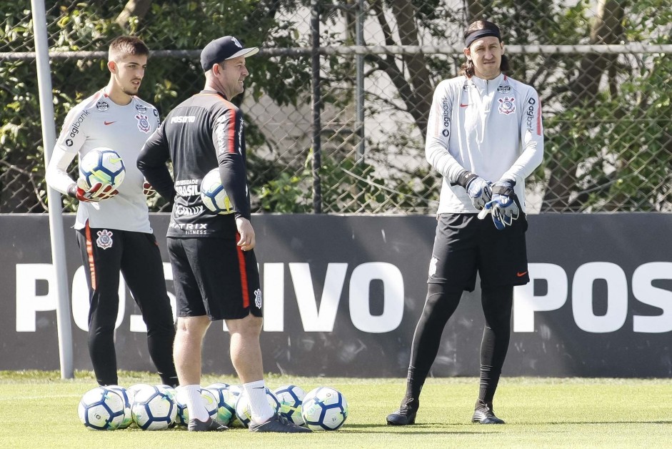 Treino de goleiros no CT Joaquim Grava