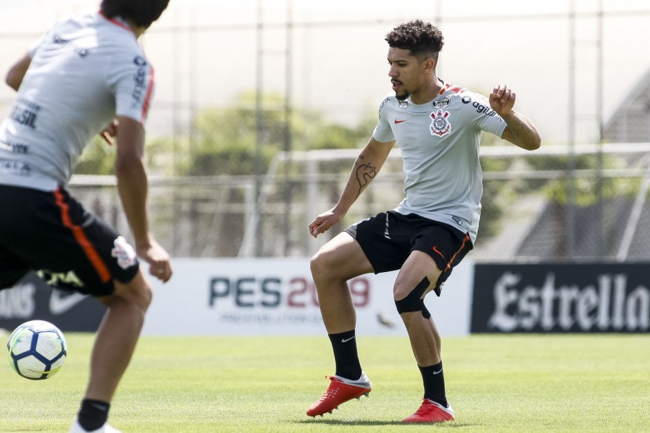 Volante Douglas no treinamento de hoje no CT Joaquim Grava