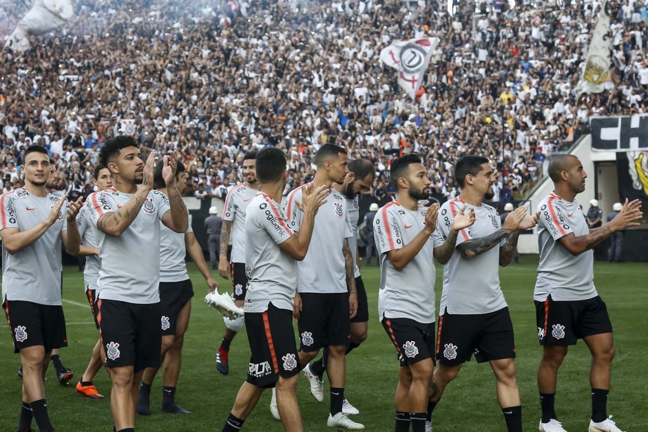 Elenco aplaudindo torcedores presentes no treino aberto na Arena Corinthians