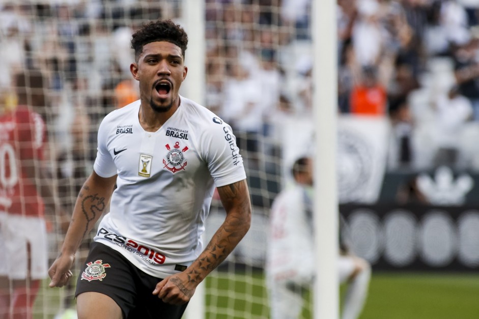 Douglas, aniversariante do dia, comemorando gol do Corinthians na partida contra o Internacional