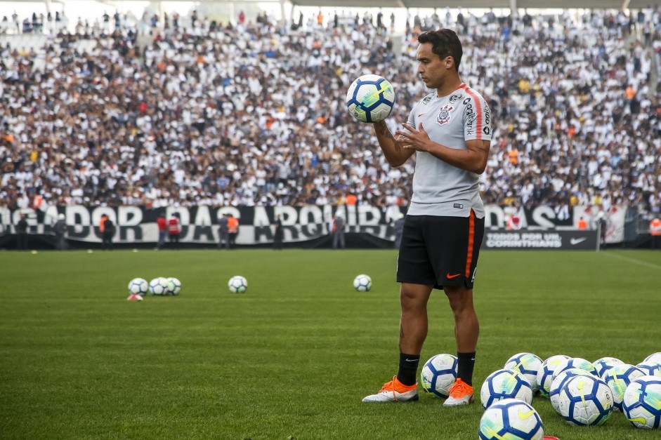 Jadson durante o treino aberto na Arena Corinthians, nesta tera-feira