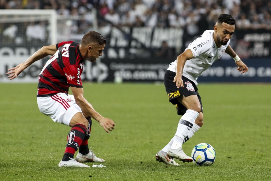 Clayson em jogada contra o Flamengo, pela Copa do Brasil, na Arena Corinthians