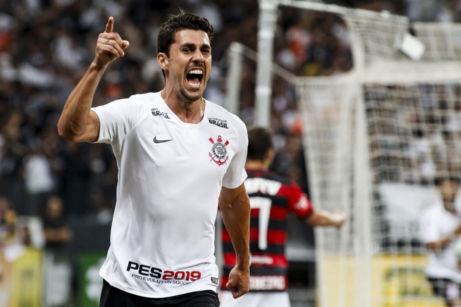 Danilo Avelar marcou o primeiro gol do Corinthians contra o Flamengo, pela Copa do Brasil