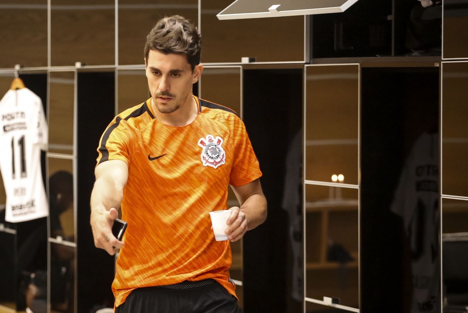 Danilo Avelar no vestiário da Arena Corinthians, antes do jogo decisivo pela Copa do Brasil