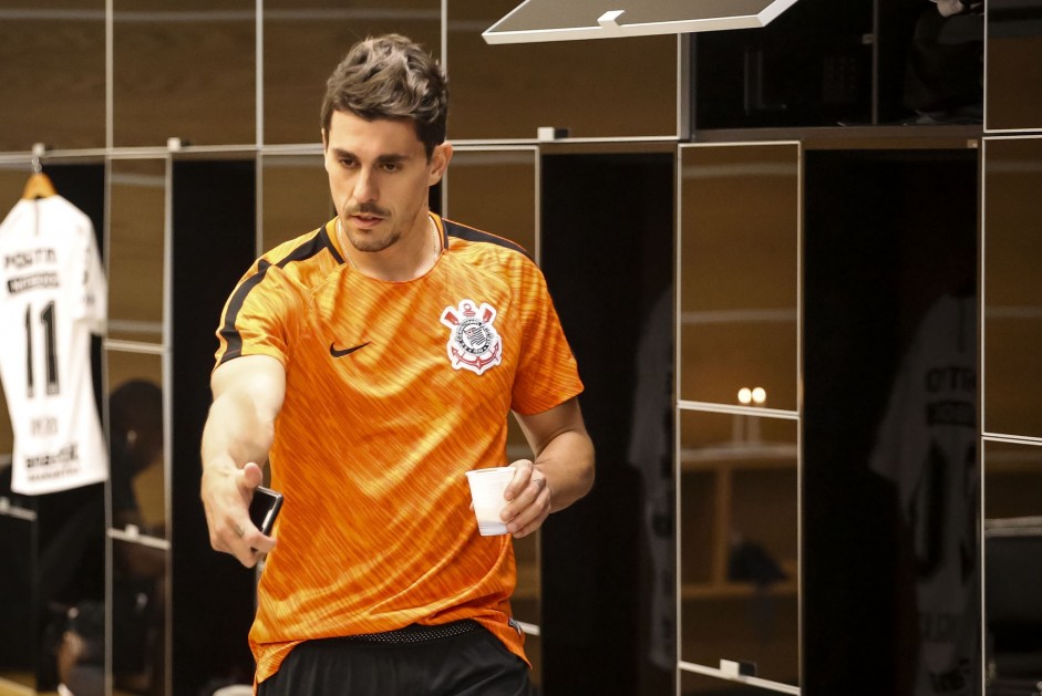 Danilo Avelar no vestirio da Arena Corinthians, antes do jogo decisivo pela Copa do Brasil