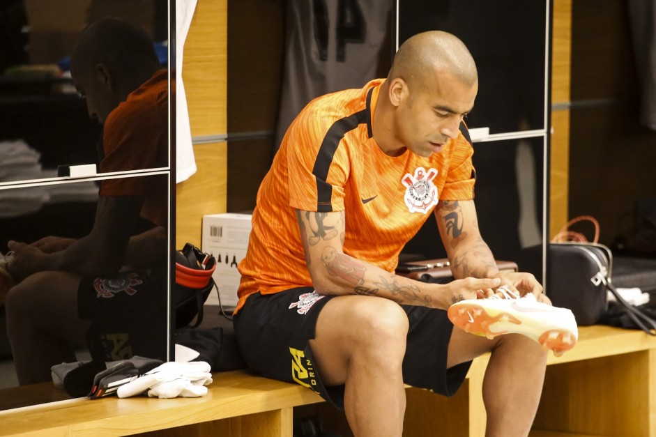 Emerson Sheik no vestiário da Arena Corinthians antes do jogo contra o Flamengo, pela Copa do Brasil