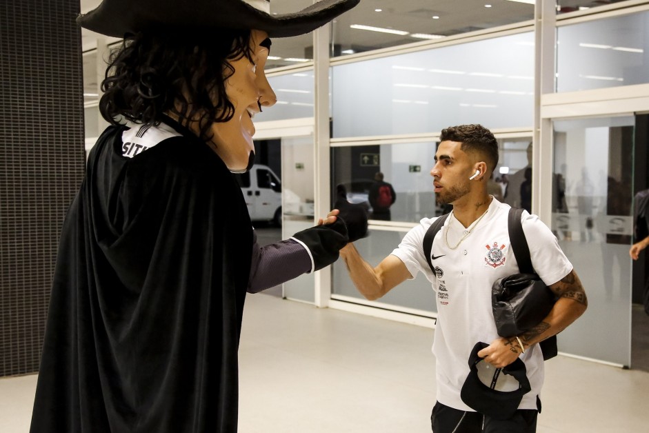 Gabriel durante chegada do elenco  Arena Corinthians antes do duelo contra o Flamengo